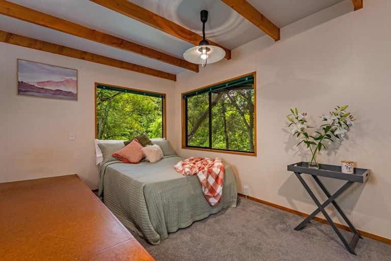 Photo of property in 28 Springdale Grove, Fitzherbert, Palmerston North, 4410