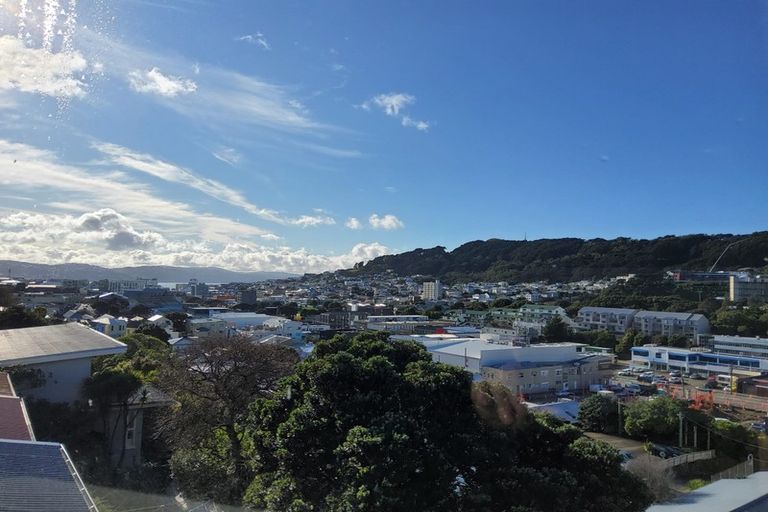 Photo of property in 129 Tasman Street, Mount Cook, Wellington, 6021