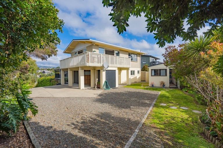 Photo of property in 67 Queens Road, Waikanae Beach, Waikanae, 5036