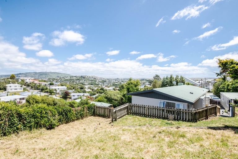 Photo of property in 19 Alder Place, Newlands, Wellington, 6037