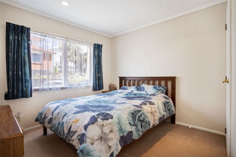 Photo of property in 2/2 Eske Place, Highland Park, Auckland, 2010