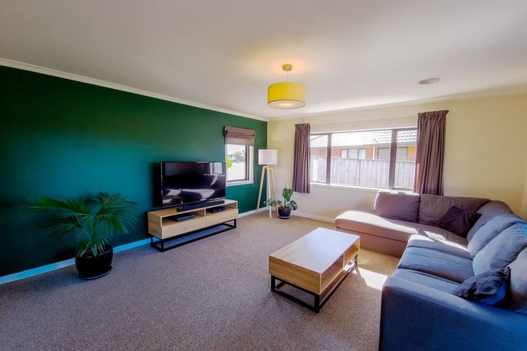 Photo of property in 12 Ron Place, Fitzherbert, Palmerston North, 4410