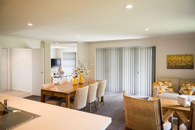 Photo of property in 6 Dumas Place, Rosehill, Papakura, 2113