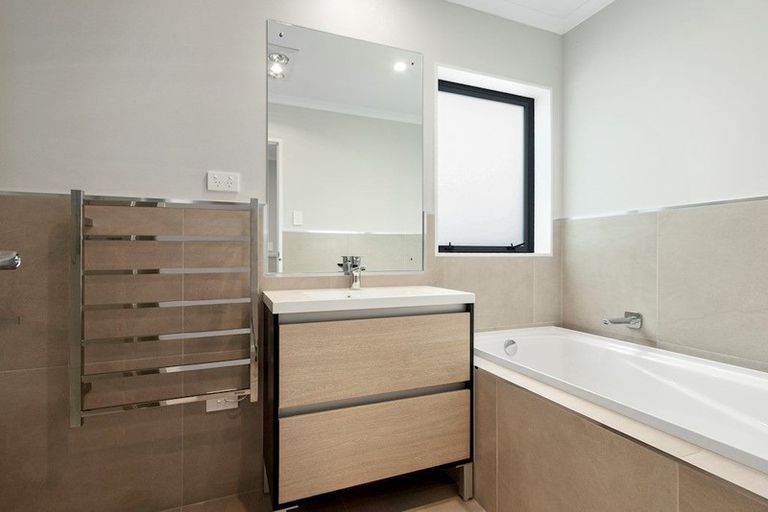 Photo of property in 25 William Wallbank Crescent, Swanson, Auckland, 0614