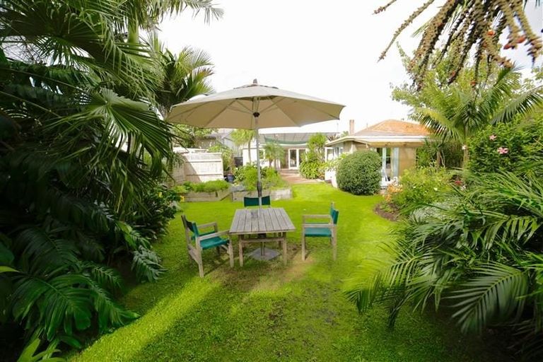 Photo of property in 42 Tui Street, Point Chevalier, Auckland, 1022