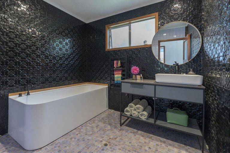 Photo of property in 15 Opou Road, Titirangi, Auckland, 0604