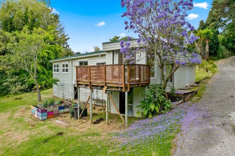 Photo of property in 10 Hobbs Road, Matakatia, Whangaparaoa, 0930