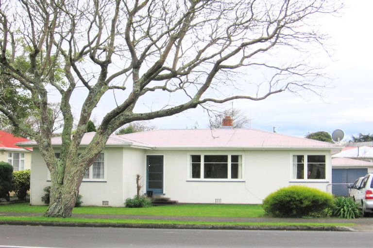 Photo of property in 49 Pahiatua Street, Hokowhitu, Palmerston North, 4410