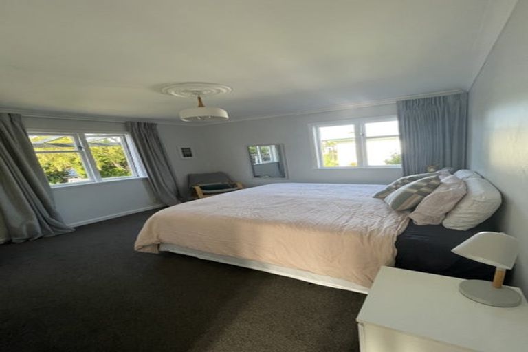 Photo of property in 206 Miromiro Road, Normandale, Lower Hutt, 5010