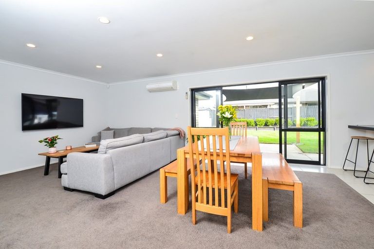 Photo of property in 11 Whitney Place, Rototuna North, Hamilton, 3210