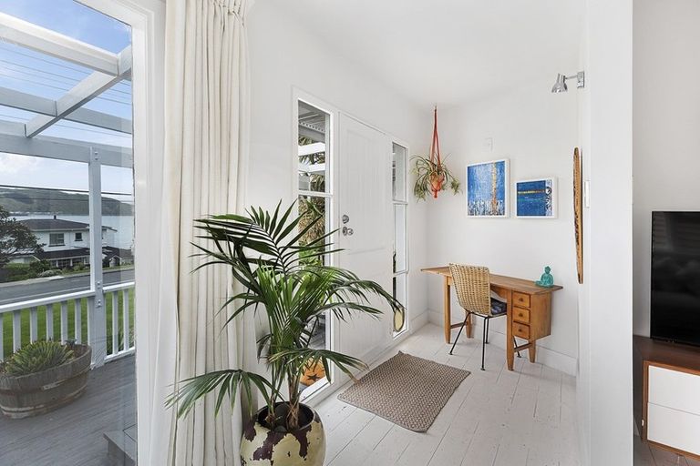 Photo of property in 282 Queens Drive, Lyall Bay, Wellington, 6022