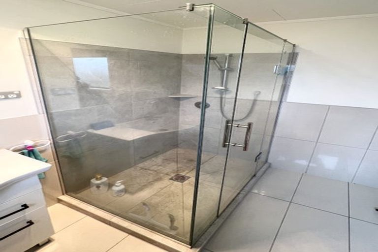 Photo of property in 2/7 Barbados Drive, Unsworth Heights, Auckland, 0632