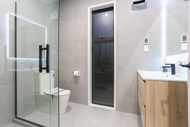 Photo of property in 12 Tarras Road, Kumeu, 0810