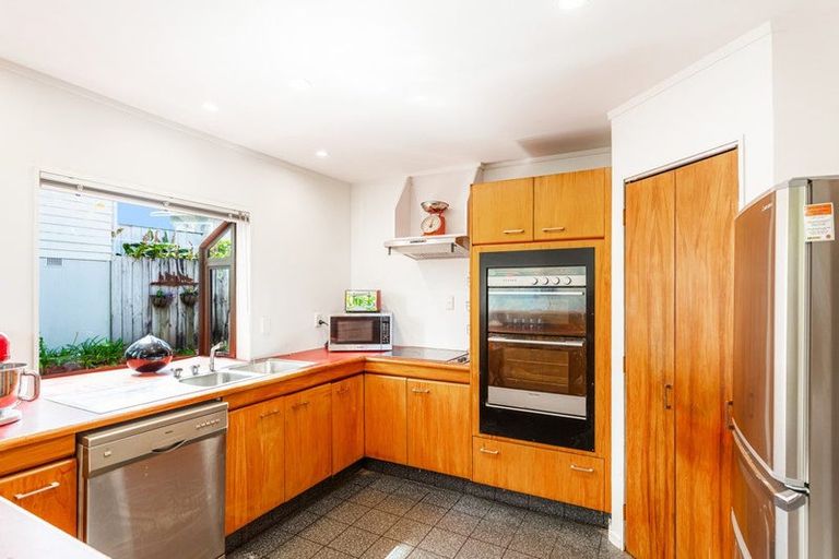 Photo of property in 2/8 Gregg Place, Sunnyvale, Auckland, 0612