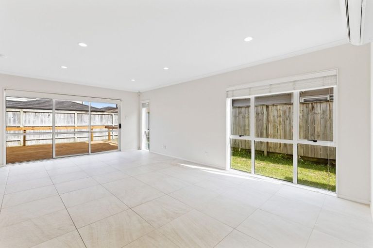 Photo of property in 5 Reno Way, Flat Bush, Auckland, 2016