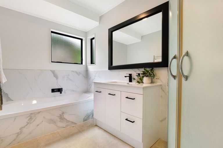 Photo of property in 2/32 Hand Road, Helensville, 0800