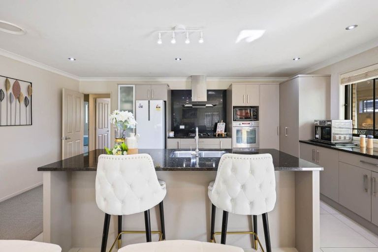 Photo of property in 16 Erceg Way, Rosehill, Papakura, 2113
