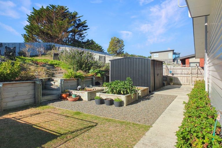 Photo of property in 17 Oxnam Place, Foxton Beach, Foxton, 4815