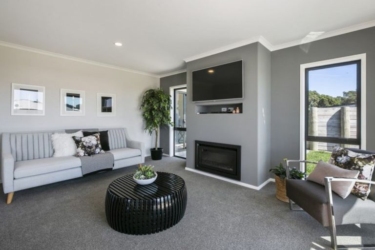 Photo of property in 2 Oakmont Crescent, Waiwhakaiho, New Plymouth, 4312