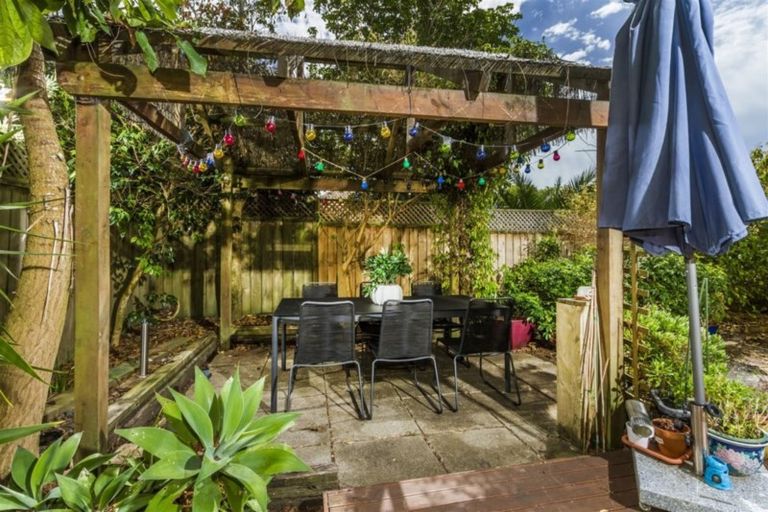 Photo of property in 9a Hanlon Crescent, Narrow Neck, Auckland, 0624