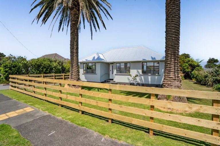 Photo of property in 80 Gisborne Terrace, Opunake, 4616
