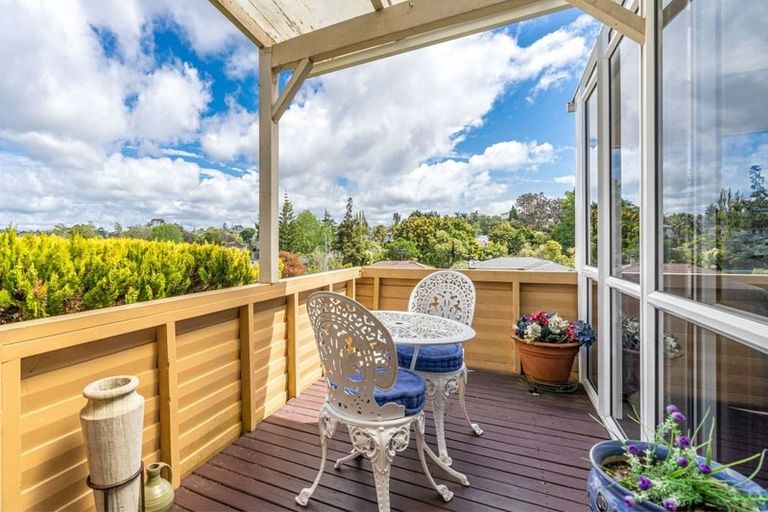 Photo of property in 6 September Place, Forrest Hill, Auckland, 0620