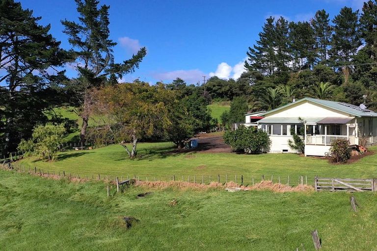 Photo of property in 2442 South Head Road, South Head, Helensville, 0874