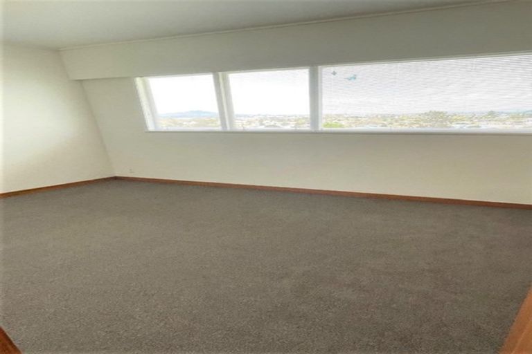 Photo of property in 16 Martin Crescent, Northcote, Auckland, 0627
