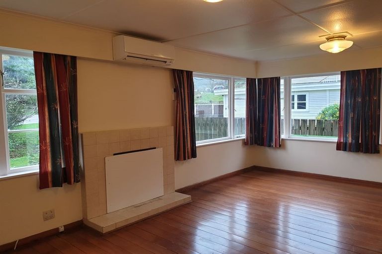 Photo of property in 70 Broderick Road, Johnsonville, Wellington, 6037