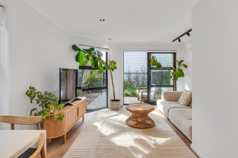 Photo of property in 1092b Great North Road, Point Chevalier, Auckland, 1022