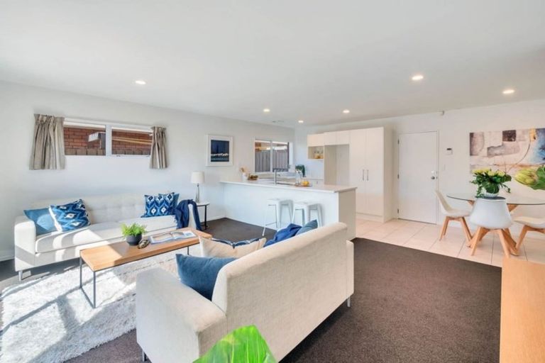 Photo of property in 2/5 Barbados Drive, Unsworth Heights, Auckland, 0632