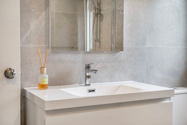 Photo of property in 1/2 Flavia Close, Torbay, Auckland, 0630