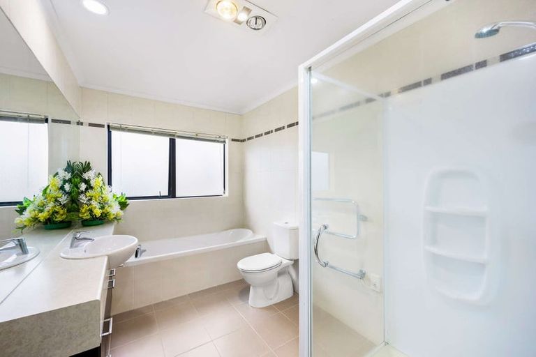 Photo of property in 1 Seresin Crescent, Flat Bush, Auckland, 2016