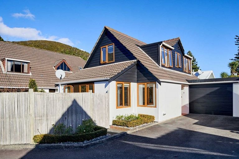 Photo of property in 2/130 Muritai Road, Eastbourne, Lower Hutt, 5013