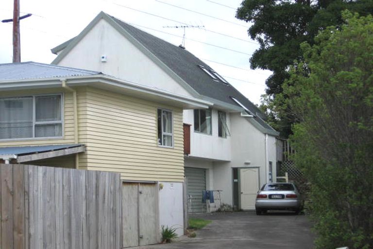 Photo of property in 1/9 Tawavale Crescent, Totara Vale, Auckland, 0629