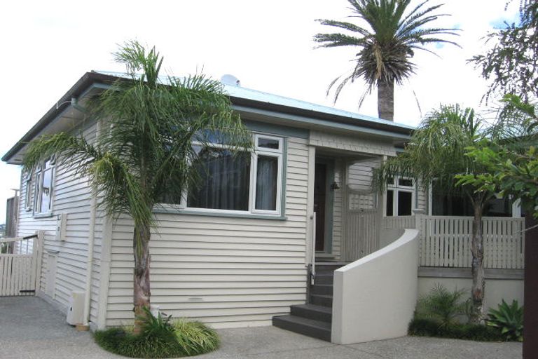 Photo of property in 23a Stanley Point Road, Stanley Point, Auckland, 0624