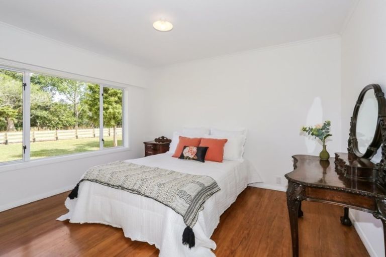 Photo of property in 21 Bush Road, Waiatarua, Auckland, 0604