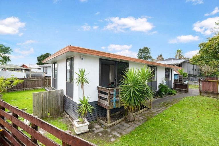 Photo of property in 2/76 Parrs Cross Road, Henderson, Auckland, 0612