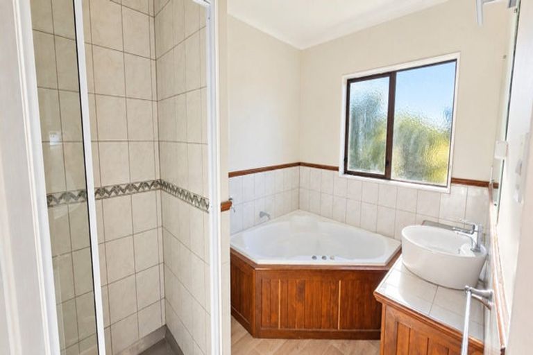 Photo of property in 2 Eclipse Lane, Whitby, Porirua, 5024