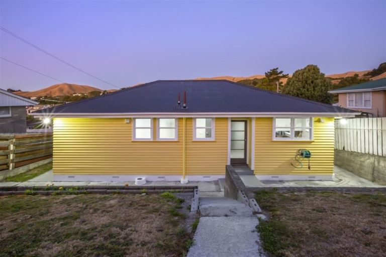 Photo of property in 111 Driver Crescent, Cannons Creek, Porirua, 5024