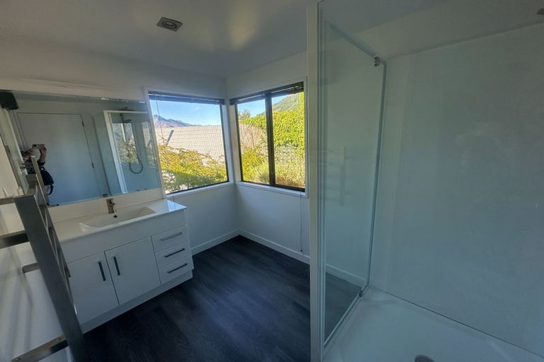 Photo of property in 92 Wynyard Crescent, Fernhill, Queenstown, 9300