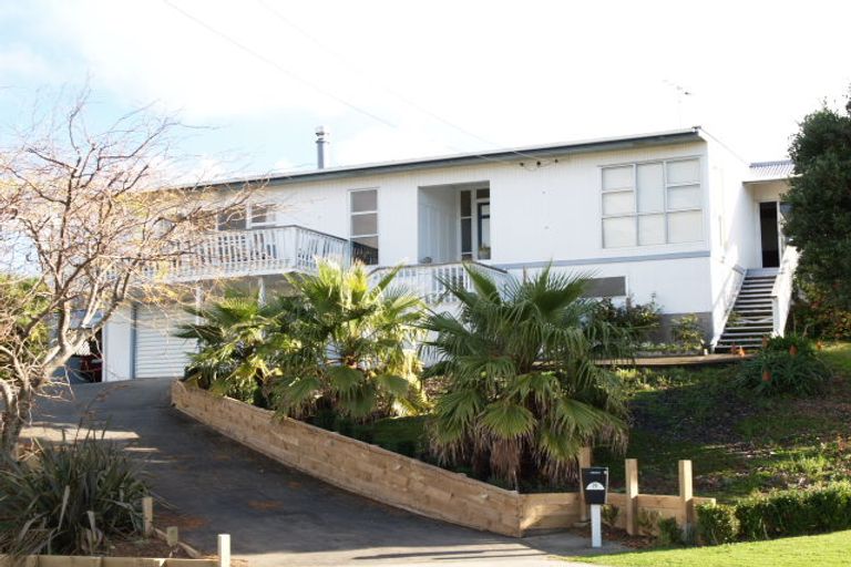Photo of property in 29 Montgomery Crescent, Cockle Bay, Auckland, 2014