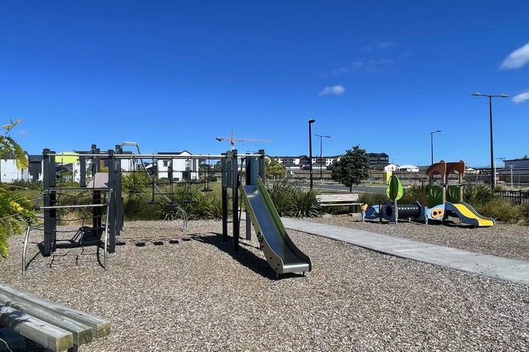 Photo of property in 13 Resnik Crescent, Kumeu, 0810