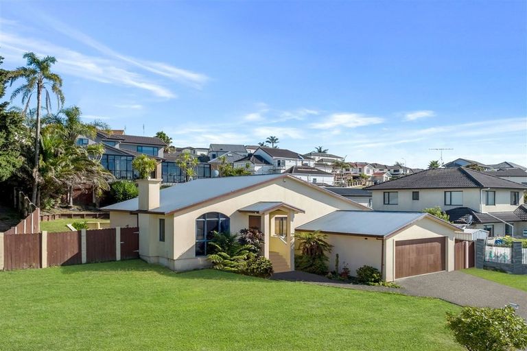 Photo of property in 11 Fairchild Avenue, Goodwood Heights, Auckland, 2105