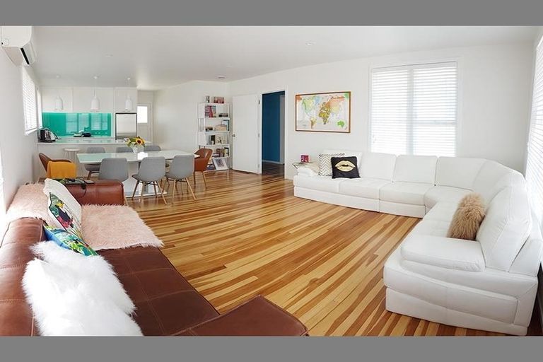 Photo of property in 11 Windrush Close, Mangere, Auckland, 2022