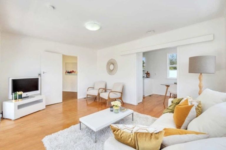 Photo of property in 66 Bond Crescent, Forrest Hill, Auckland, 0620