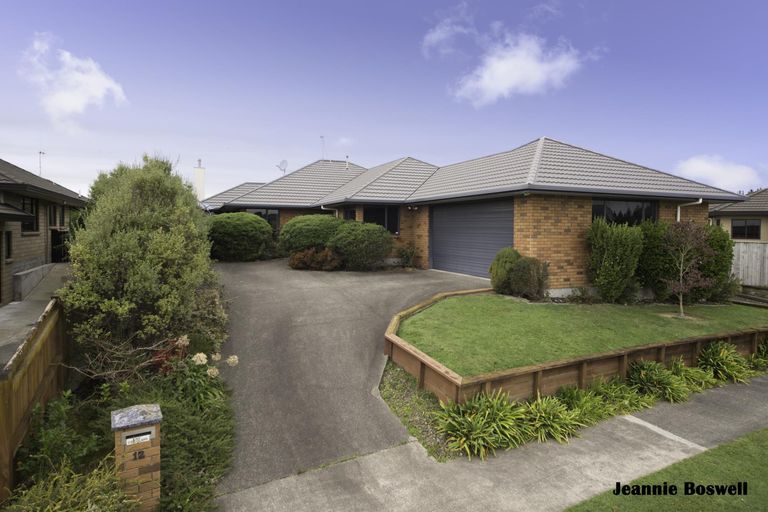 Photo of property in 12 Johnstone Drive, Fitzherbert, Palmerston North, 4410