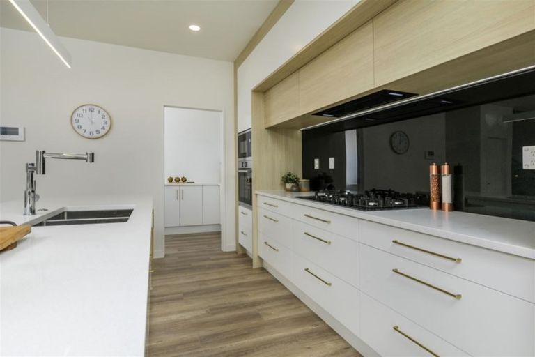 Photo of property in 14 Sauterne Road, Kumeu, 0810