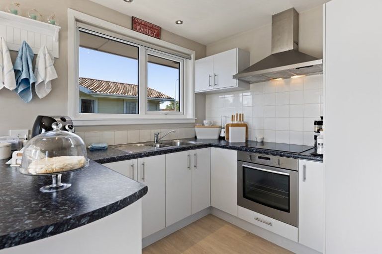 Photo of property in 21 La Perouse Place, Northcote, Christchurch, 8052