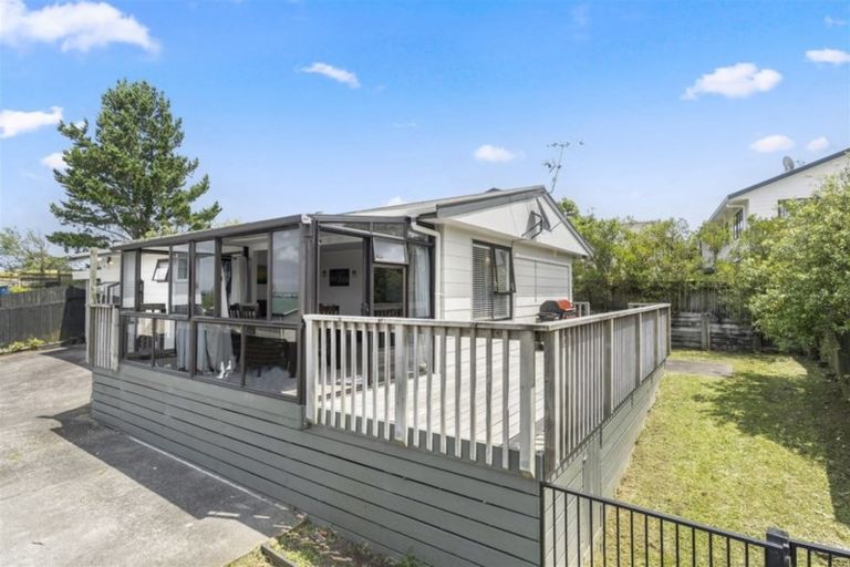Photo of property in 28 Elizabeth Drive, West Harbour, Auckland, 0618